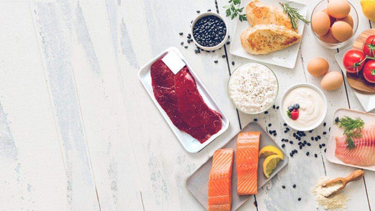 Primer plano de varios productos perecederos.