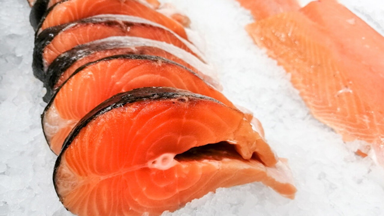 Trozos de pescado cortados en instalaciones de almacenamiento en frío. 