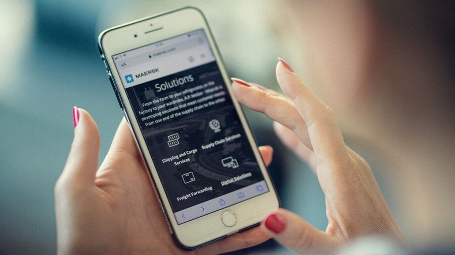 APMM employee browsing the Maersk homepage Maersk.com on mobile.