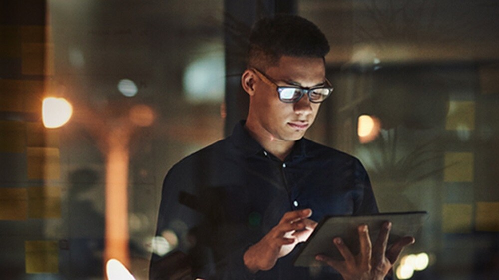 Un joven utiliza su tableta para explorar soluciones de la API.