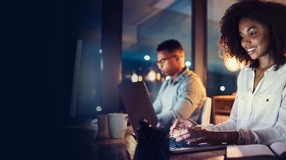 Immagine riferita a due esperti intenti a consultare un elenco di documenti richiesti per l'AEO su un computer portatile.