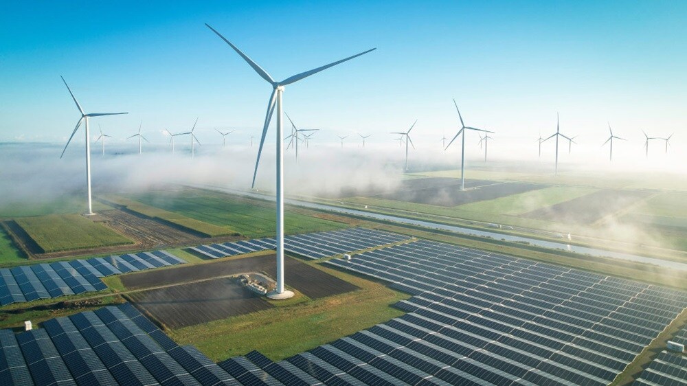 近代的な農場で再生可能エネルギーを生成する風力タービンとソーラーパネル。