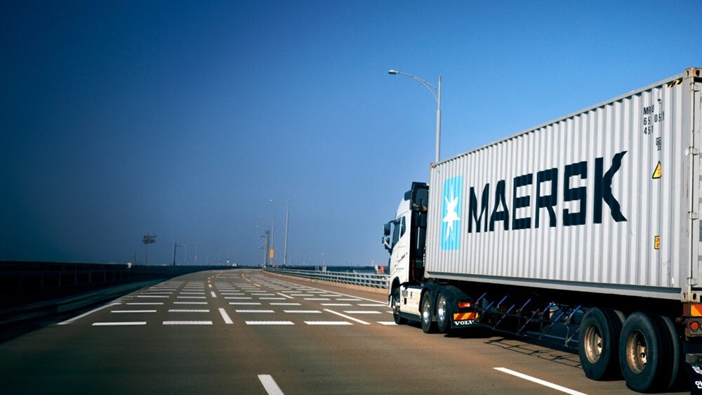 Malları korumak için ekstra koruma katmanına sahip birinci sınıf Maersk konteynerine sahip bir tır resmi.